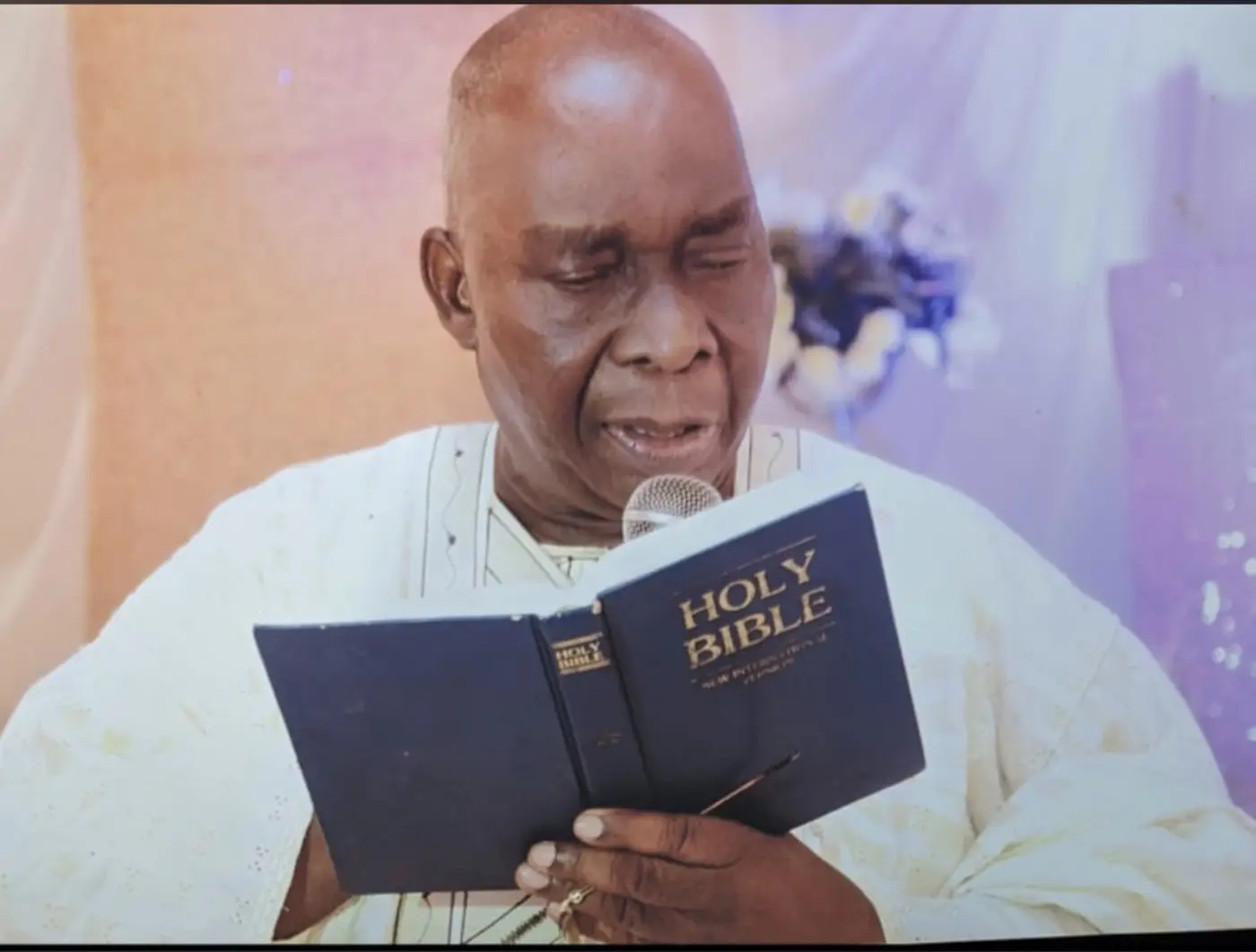 Chief Abraham Kusemoran Medaiyese reading from the Holy Bible